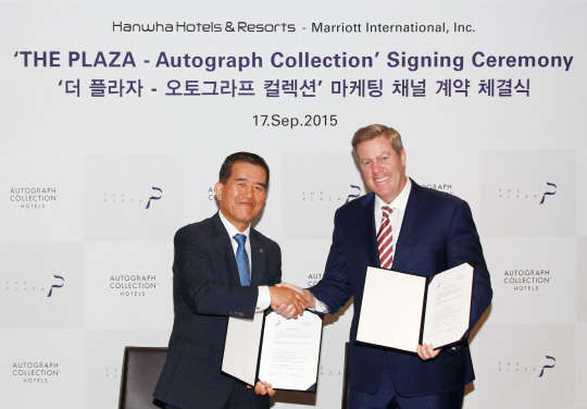 한화호텔앤드리조트 호텔 부문 더 플라자 호텔이 세계적인 호텔 체인 메리어트 인터내셔널의 최상위 럭셔리 라이프 스타일 브랜드인 오토그라프 컬렉션(AUTOGRAPH COLLECTION)과 전략적 제휴를 맺고 해외 마케팅에 적극 나서기로 했다. 17일 서울 더 플라자 호텔에서 열린 제휴 체결식에서 한화호텔앤드리조트 심경섭 대표(왼쪽)와 메리어트 인터내셔널 아시아 태평양 지역 크레이그 스미스 총괄사장이 협약서에 서명하고 기념촬영을 하고 있다.   더 플라자 호텔 제공